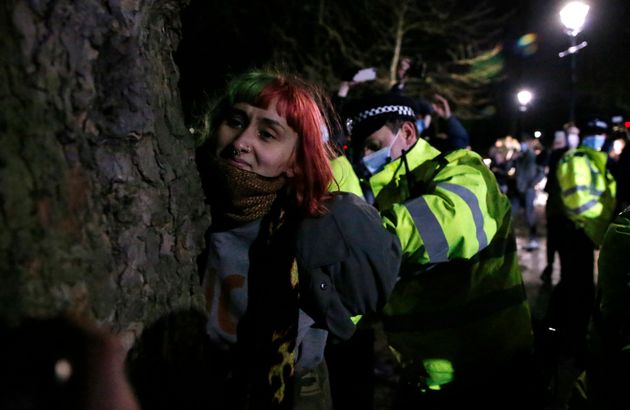 追悼ストで警察に拘束される女性（撮影日：2021年3月13日）