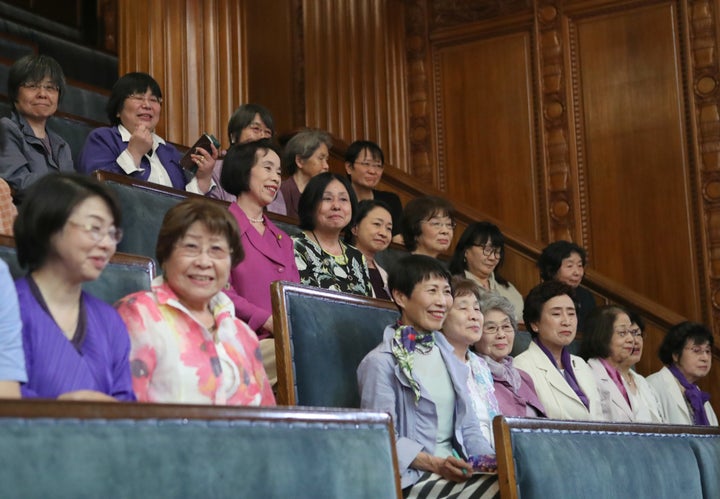 参院本会議場の傍聴席で「政治分野における男女共同参画推進法」成立を見守る女性たち＝2018年5月16日