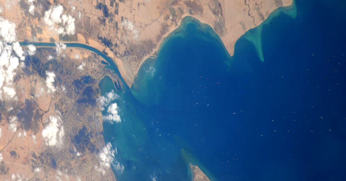 これが、宇宙から見たスエズ運河だ。宇宙飛行士・野口聡一さんが投稿した写真が分かりやすい【画像】