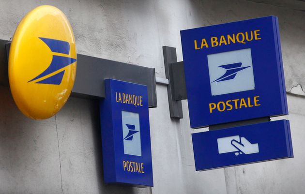 Enseignes de La Banque Postale à Paris, le 1er mars 2016