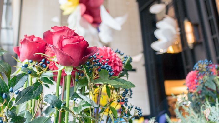 12月、フラワーライフ振興協議会が三菱地所と協働し、丸の内・丸ビルと新丸ビルで展示したインスタレーション「Marunouchi Flower Flash」より。廃棄される花を活用している