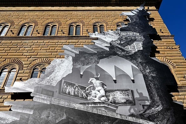 «Η Πληγή» στην πρόσοψη του Παλάτσο Στρότσι