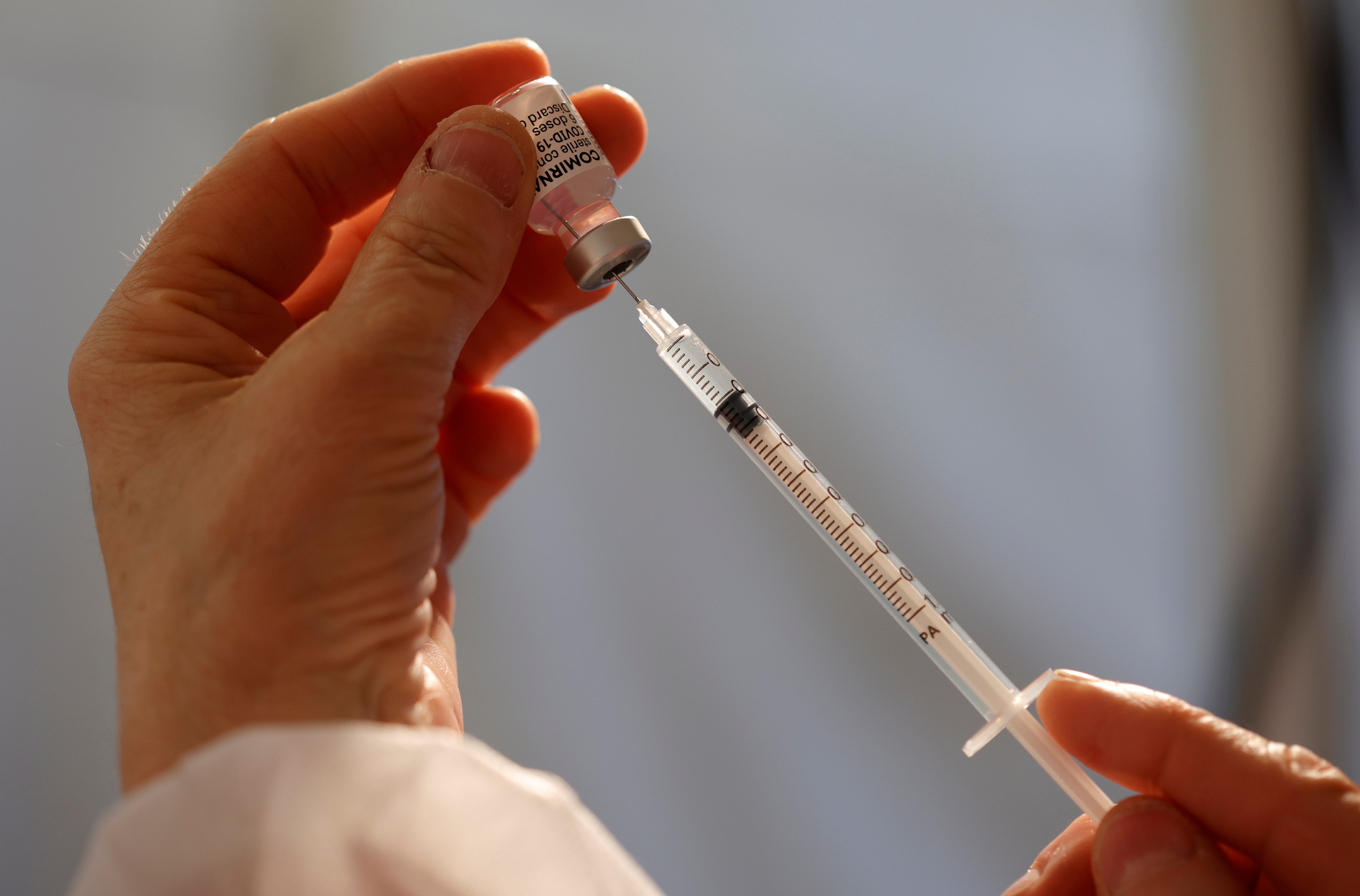 Covid: Pfizer/BioNTech espère lancer la vaccination des 12-15 ans avant la rentrée
