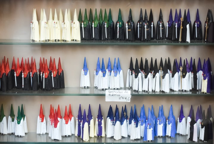 Figuras de nazarenos en un escaparate en Jerez.