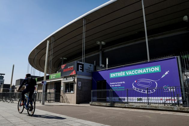 Vue extérieure du Stade de France prise le 31 mars 2021, où un centre de vaccination Covid-19 sera ouvert le 6 avril. (Photo de THOMAS SAMSON / AFP)