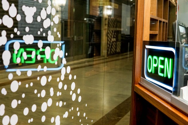 Ανοίγει το λιανεμπόριο με ραντεβού και όριο 3 ωρών, διαδημοτική «άσκηση» τα