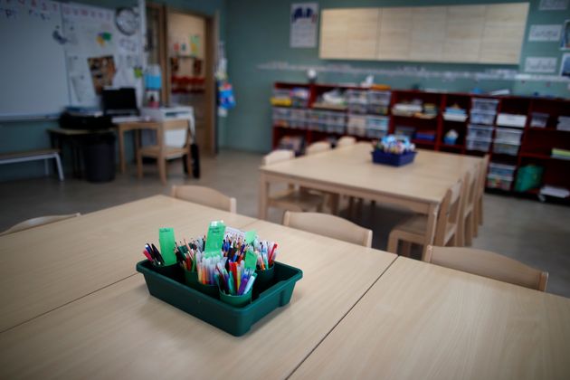 (photo d'illustration prise dans la classe fermée d'une école primaire de Saint-Maur-des-Fossés le 30 mars 2021)