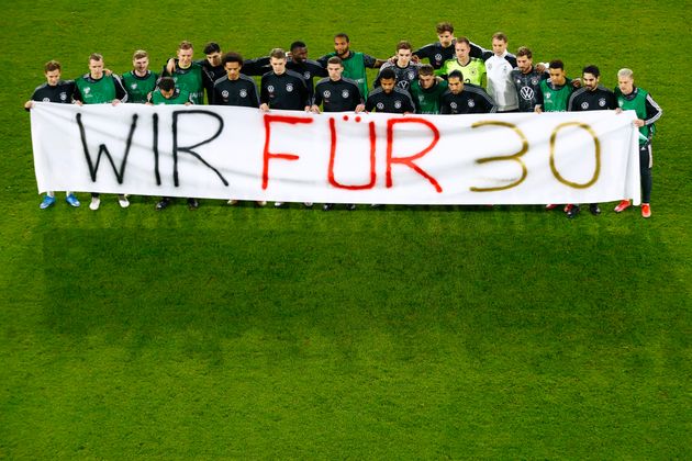 La sélection allemande brandissant une banderole pour protester contre les problèmes des...