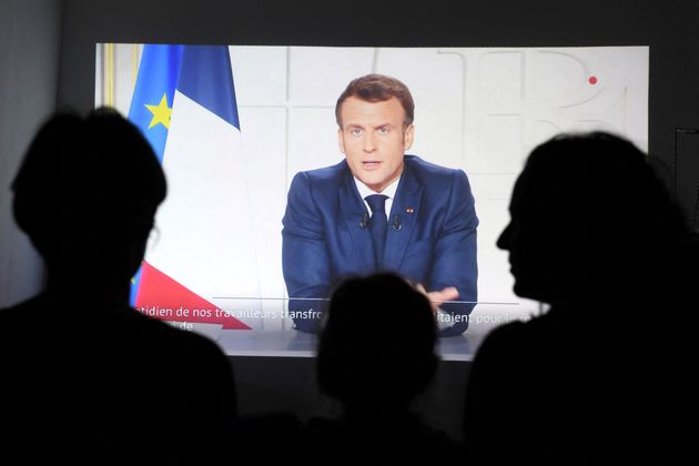 Des Français écoutant l'allocution du président Emmanuel Macron le 31 mars 2021 (Photo Nicolas TUCAT / AFP)