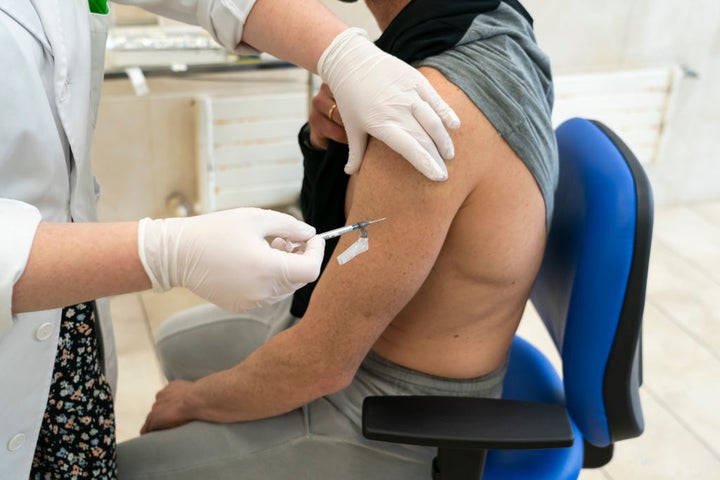 Un hombre joven, vacunado en Santander con una dosis de AstraZeneca