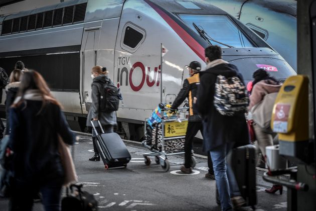 Des voyageurs dans le hall des départs de la gare de Lyon à Paris, le 18 décembre 2020.