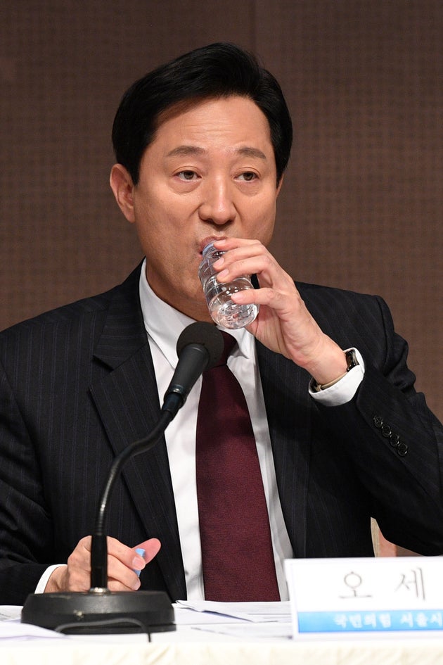 오세훈 국민의힘 서울시장 후보가 31일 오전 서울 중구 한국프레스센터에서 열린 서울시장 후보 초청 관훈토론회를 앞두고 물을 마시고 있다. 2021.3.31