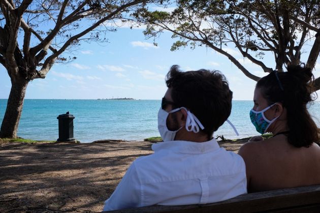 Des personnes assises sur un banc à Nouméa le 8 mars 2021