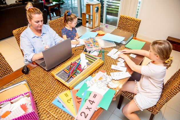 Je vais envisager les choses différemment, programmer des activités en autonomie pour mes filles durant mes classes virtuelles et tenter de profiter du temps où nous serons ensemble pour embellir leur quotidien qui a quand même perdu en insouciance depuis 1 an.