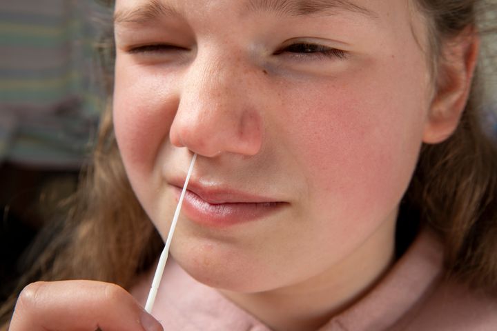 Μαθήτρια στην Βρετανία επιχειρεί για πρώτη φορά ένα self test για κορονοϊό. (photo by Andrew Aitchison / In pictures via Getty Images)