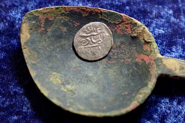 Ενα αραβικό νόμισμα από ασήμι του 17ου αιώνα, που η έρευνα έδειξε ότι κόπηκε στην Υεμένη το 1693, μέσα σε ένα χάλκινο κουτάλι του 17ου αιώνα (11 Μαρτίου 2021). Αυτό το νόμισμα βρέθηκε σε φάρμα στο Μιντλτάουνfarm το 2014 από τον ανιχνευτή μετάλλου του Τζιμ Μπέιλι, ο οποίος υποστηρίζει ότι είναι μέρος της λείας που άρπαξε το 1695 ο Άγγλος πειρατής Χένρι Έβερι, αιχμαλωτίζοντας μουσουλμάνους προσκυνητές που επέστρεφαν στην Ινδία μετά από προσκύνημα στη Μέκκα. (AP Photo/Steven Senne)