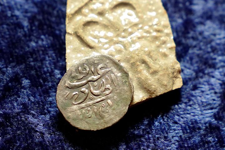 Ενα αραβικό νόμισμα από ασήμι του 17ου αιώνα, που η έρευνα έδειξε ότι κόπηκε στην Υεμένη το 1693, μέσα σε ένα χάλκινο κουτάλι του 17ου αιώνα (11 Μαρτίου 2021). Αυτό το νόμισμα βρέθηκε σε φάρμα στο Μιντλτάουνfarm το 2014 από τον ανιχνευτή μετάλλου του Τζιμ Μπέιλι, ο οποίος υποστηρίζει ότι είναι μέρος της λείας που άρπαξε το 1695 ο Άγγλος πειρατής Χένρι Έβερι, αιχμαλωτίζοντας μουσουλμάνους προσκυνητές που επέστρεφαν στην Ινδία μετά από προσκύνημα στη Μέκκα. (AP Photo/Steven Senne)