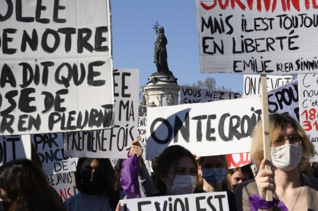 Des femmes participent à une manifestation d'associations féministes appelant à une