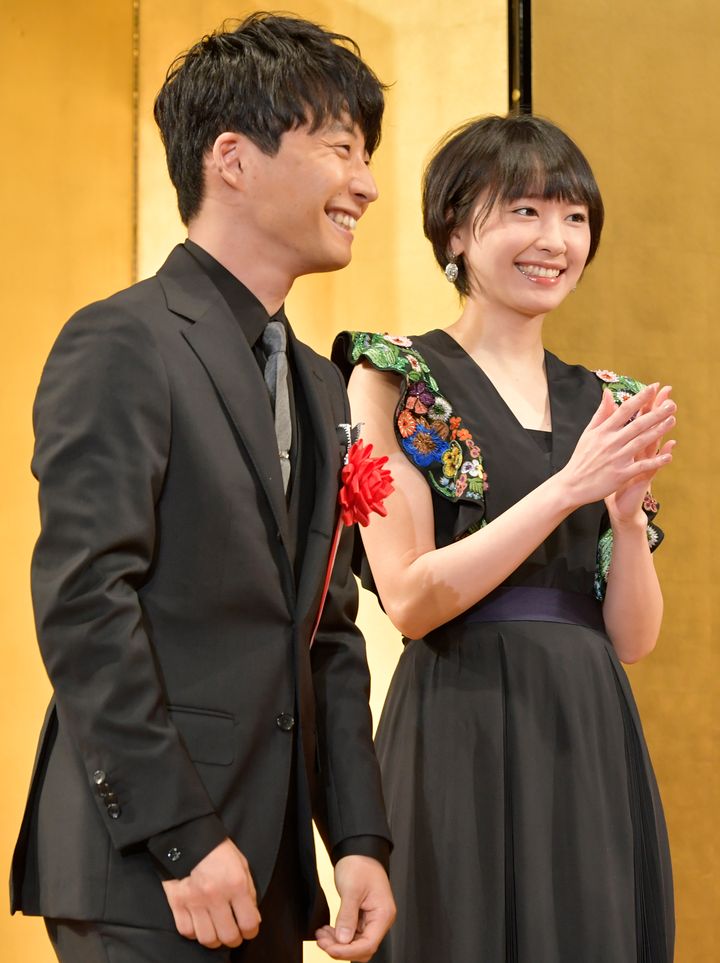 日本映画テレビプロデューサー協会が選出する2017年エランドール賞で、特別賞を受賞したドラマ「逃げるは恥だが役に立つ」の制作チームを祝福する、主演を務めた星野源さん（左）と新垣結衣さん。