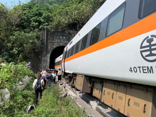 Ταϊβάν: Επιβατικό τρένο εκτροχιάστηκε μέσα σε