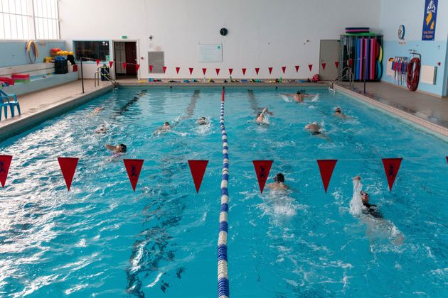 Le dispositif a été mis en place en février 2020 après les premiers témoignages sur des agressions sexuelles dans le milieu du sport (Photo d'illustration: Le 17 mars 2021, dans une piscine à Saint-Pierre sur l'archipel Saint Pierre and Miquelon )