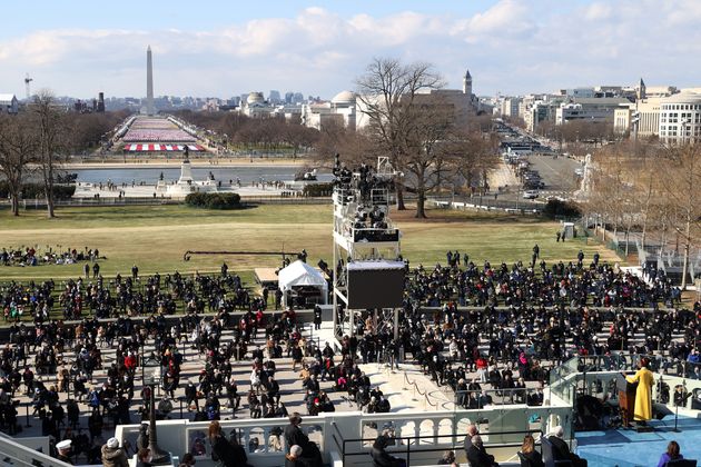 Amanda Gorman lisant son poème devant une jauge d'invités restreinte, le 20 janvier 2021, devant le Capitole.