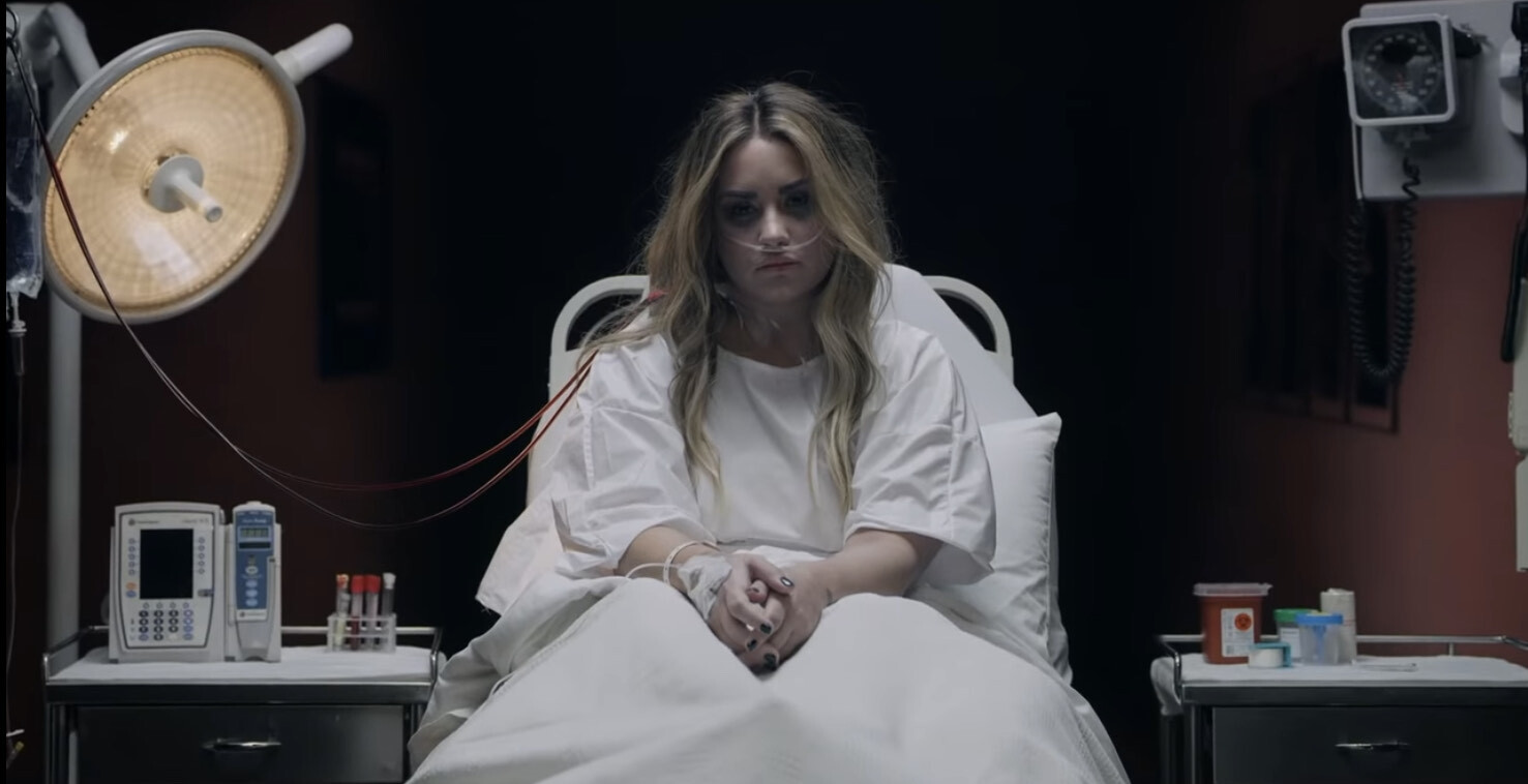 Demi Lovato revient sur son overdose dans le clip de sa nouvelle chanson