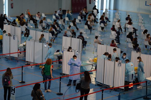 À Séville, des enseignants attendent pour se faire vacciner contre le Covid-19, le 24 février 2021 (Photo d'illustration) 