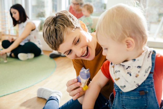 Les assistantes maternelles pourront finalement accueillir des enfants pendant la fermeture des crèches et établissements scolaires entre le 5 et le 26 avril. 