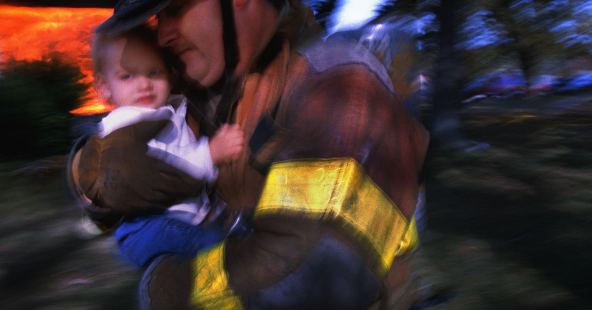 移民の若き“ヒーロー”たち、団結して火災から赤ちゃんと家族を救出　フランス【動画】