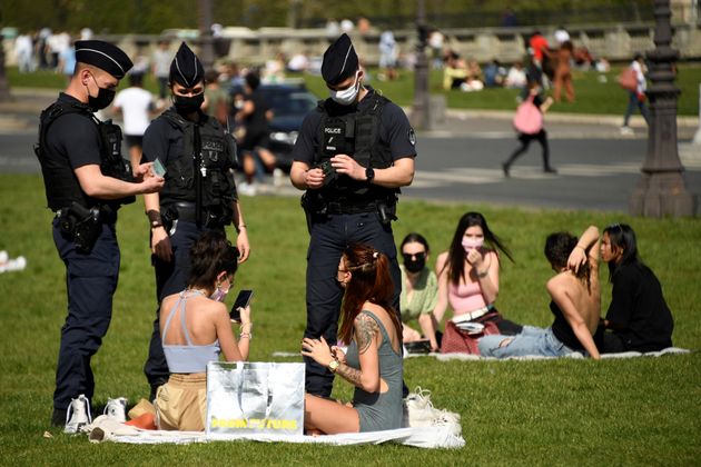 Durant le weekend pascal, les autorités ont prévenu que les comportements dérogeants aux mesures sanitaires seraient fermement sanctionnés par la police et la gendarmerie (photo d'un contrôle prise le 31 mars devant l'Hôtel des Invalides, à Paris).