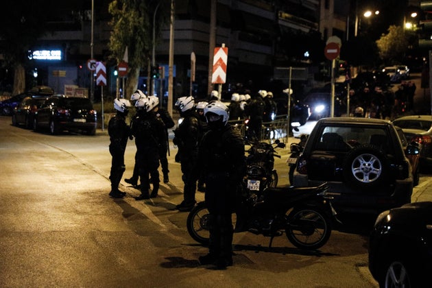 ΣΤΙΓΜΙΟΤΥΠΟ ΑΠΟ ΤΑ ΕΠΕΙΣΟΔΙΑ ΣΤΗΝ ΠΛΑΤΕΙΑ ΤΗΣ Ν.ΣΜΥΡΝΗΣ ΜΕΤΑΞΥ ΤΗΣ ΑΣΤΥΝΟΜΙΑΣ ΚΑΙ ΠΟΛΙΤΩΝ ΠΟΥ ΔΙΑΜΑΡΤΥΡΗΘΗΚΑΝ ΓΙΑ ΤΗΝ ΕΠΙΒΟΛΗ ΠΡΟΣΤΙΜΟΥ ΜΕΤΑΚΙΝΗΣΗΣ ΣΕ ΟΙΚΟΓΕΝΕΙΑ ΠΟΥ ΚΑΘΟΤΑΝ ΣΤΗΝ ΠΛΑΤΕΙΑ.7 ΜΑΡΤΙΟΥ 2021, EIKONA AΡΧΕΙΟΥ.(EUROKINISSI / ΓΙΩΡΓΟΣ ΚΟΝΤΑΡΙΝΗΣ