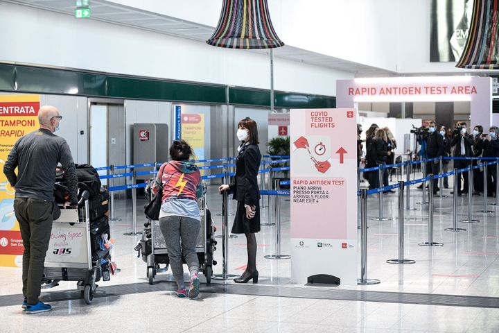 Pasajeros realizando pruebas de coronavirus a su llegada al aeropuerto de Milán.