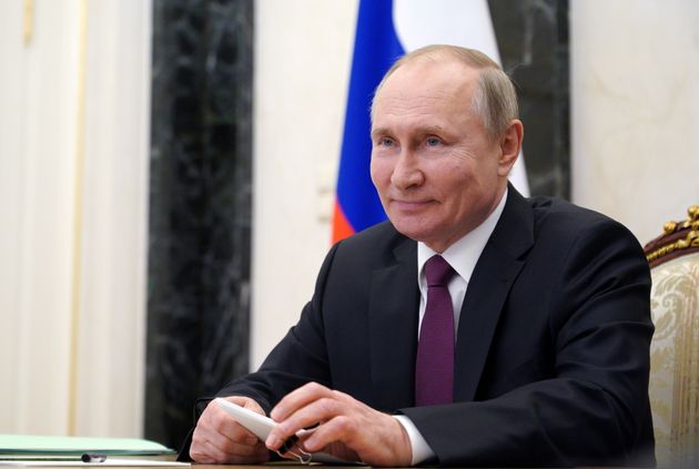 Vladimir Poutine (ici lors d'une visioconférence le 25 mars 2021 à Moscou) a signé le texte qui lui permet de se représenter pour deux mandats à la tête de la Russie, jusqu'en 2036.