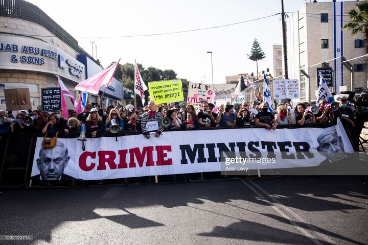 5 Απριλίου 2021, Ιεροσόλυμα. Διαδηλωτές κατά του Νετανιάχου με ένα από τα πανό που φέρουν το χαρακτηριστικό σύνθημα "Crime Minister" (υπουργός εγκληματίας) καθώς η επανέναρξη της δίκης είναι γεγονός. (Photo by Amir Levy/Getty Images)