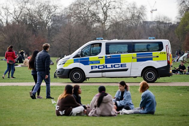 La police patrouille à Hyde Park le 2 avril, alors que les Britanniques profitent des 1ers assouplissements des restrictions prises contre le coronavirus.