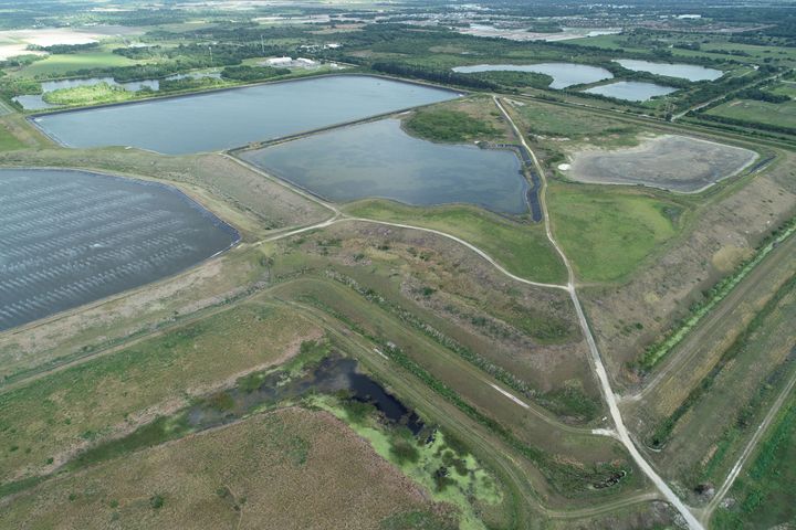 A reservoir of an old phosphate plant was recently found leaking, igniting fears that it may suddenly collapse and flood the surrounding area.