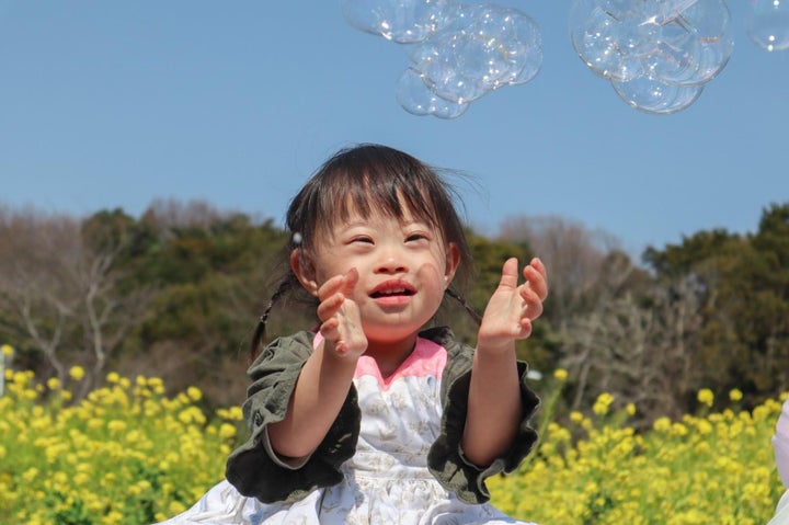 ダウン症の赤ちゃんが生まれた 不安を抱えるあなたに 私たちは1冊の本と一緒に寄り添います ハフポスト