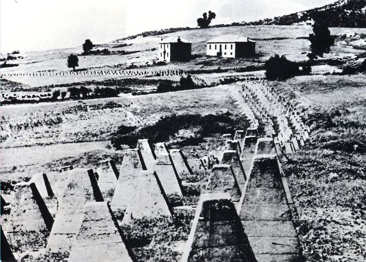 Αντιαρματικό κώλυμα μπροστά από το Οχυρό Παρταλούσκα της Γραμμής Μεταξά.[79] Οι Έλληνες στρατιώτες που επάνδρωσαν τα οχυρά της Γραμμής Μεταξά επέδειξαν χαλύβδινα νεύρα και καλή πειθαρχία, παρά τα ισχυρά και συνεχή πυρά που δέχτηκαν. Ούτε και οι επιδρομές των αεροσκαφών κάθετης εφόρμησης, Ju 87 Stuka, επηρέασαν αυτούς τους άνδρες, που εκτελούσαν πυρά και κατά την διάρκεια των βομβαρδισμών, κάτι που δεν συνέβη στις προηγούμενες γερμανικές εκστρατείες στην Πολωνία και στην Γαλλία. Εάν εξουδετερώνονταν οι υπερασπιστές κάποιας οχυρής θέσης αμέσως αντικαθιστώνταν με νέους. Ιδιαίτερα ενοχλητική για τους υπερασπιστές των οχυρών ήταν η έλλειψη αέρα από την φραγή των φατνωμάτων, αεραγωγών και ανοιγμάτων, όπως και η χρήση καπνογόνων και εμπρηστικών υλών.[80]
