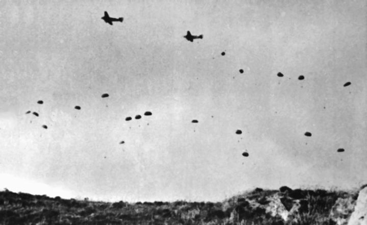 Πτώση Γερμανών αλεξιπτωτιστών στην Κρήτη από Ju 52.