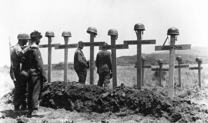 Γερμανοί αλεξιπτωτιστές μπροστά στους τάφους συναδέλφων τους στην Κρήτη.