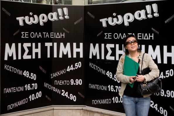 Φωτογραφία άρχείου, 9 Μαρτίου 2010, Αθήνα. Γυναίκα στέκεται μπροστά σε βιτρίνα στο Κολωνάκι, σε σκηνικό που παραπέμεπι σε εκπτώσεις. (Photo by Milos Bicanski/Getty Images)