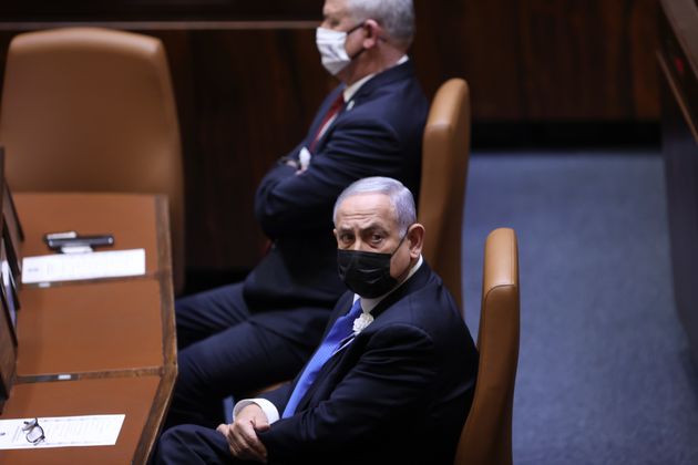 Ο πρωθυπουργός του Ισραήλ Benjamin Netanyahu, μπροστά, παρευρίσκεται στην τελετή ορκωμοσίας για την 24η κυβέρνηση του Ισραήλ, στο Kness