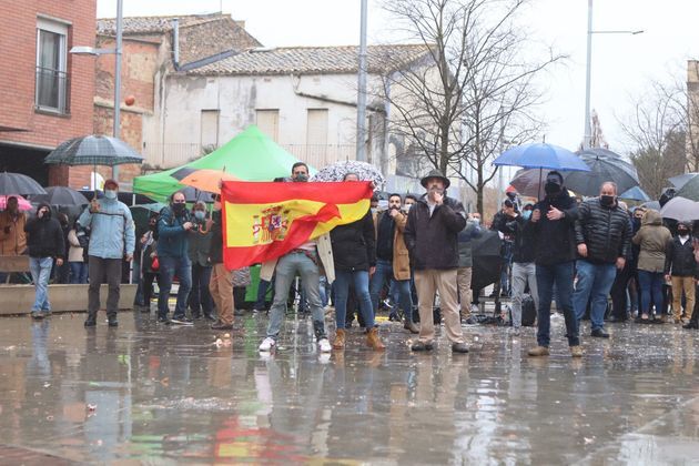 Simpatizantes de Vox en Salt (Girona), el 7 de febrero, cuando la cúpula de Vox fue hostigada con tomates y otros objetos en un acto de campaña.