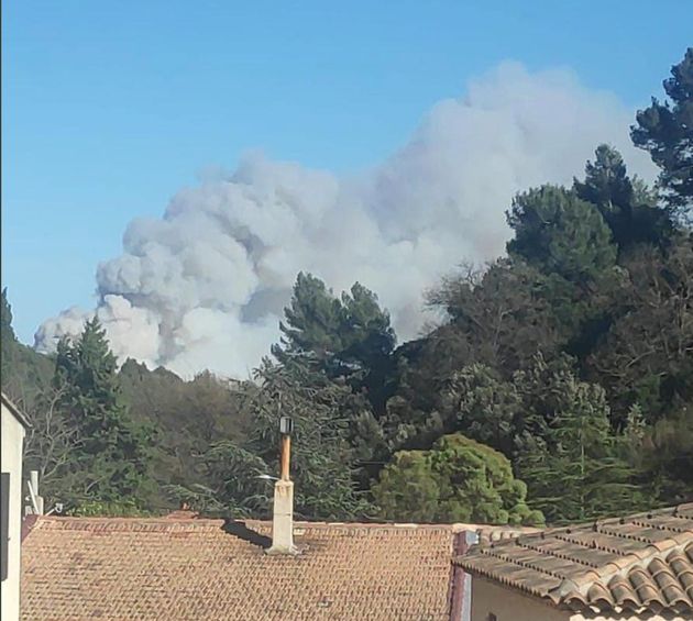 175 pompiers ont été déployés sur le terrain après l'incendie près de Marseille le 6 avril 2021 