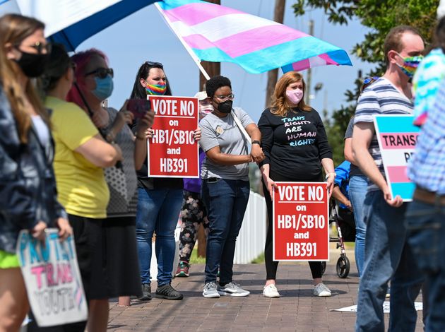 L'Arkansas interdit aux mineurs transgenres les transitions médicales, une 1ère (photo d'illustration du 30 mars 2021, des activistes manifestent contre une proposition de loi attaquant les droits des personnes trans dans l'Alabama)