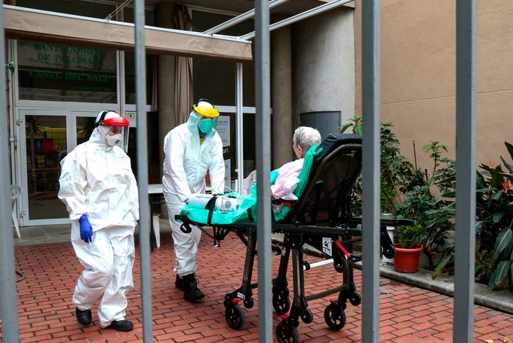 Una mujer mayor con síntomas de coronavirus es trasladada a un hospital desde un geriátrico de Barcelona.