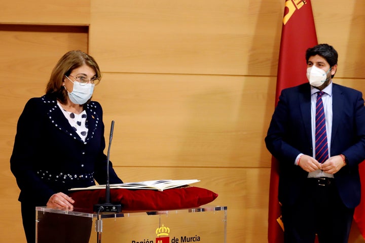 La nueva consejera de Educación y Cultura de Murcia, Mabel Campuzano, jurando su cargo ante el presidente murciano, Fernando López Miras