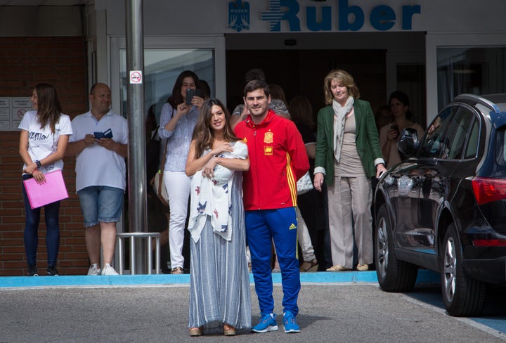 Sara Carbonero e Iker Casillas presentando a su hijo Lucas en junio de 2006.