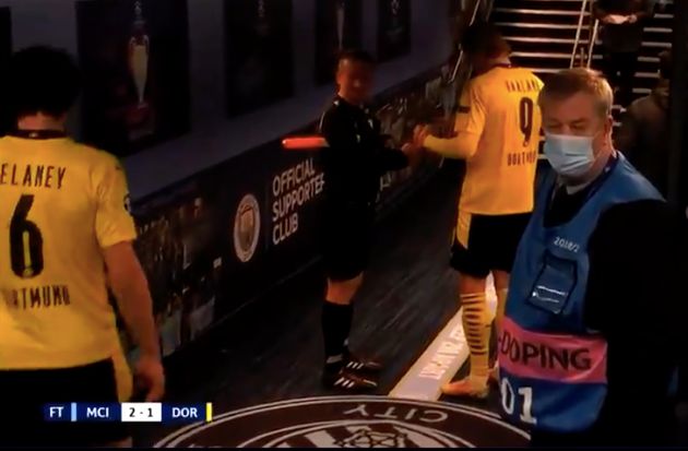 Erling Haaland a signé un autographe à l'arbitre assistant après le match